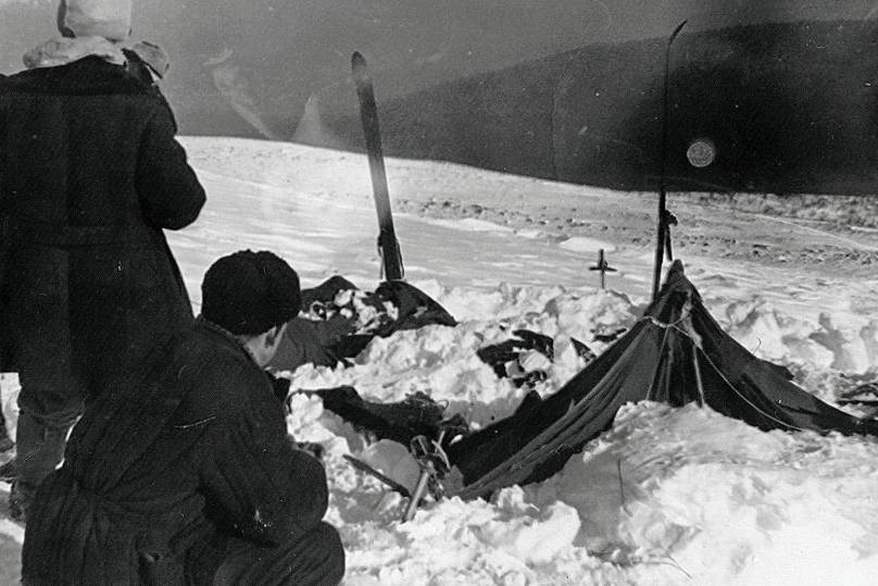 Частично раскопанная от снега палатка группы Дятлова. Обложка © Wikipedia