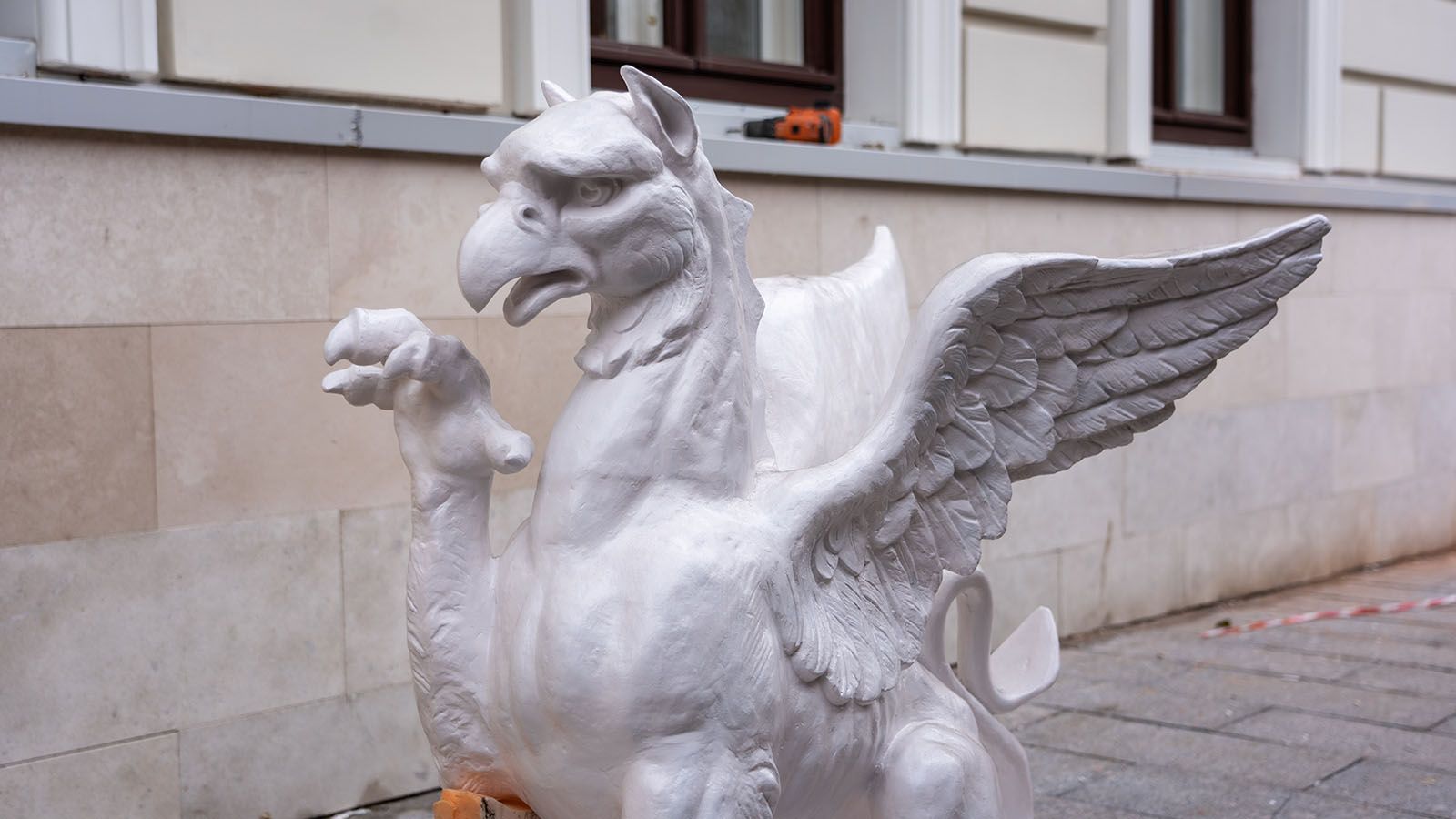 Новая скульптура грифона. Фото © Telegram / Официальный сайт мэра Москвы