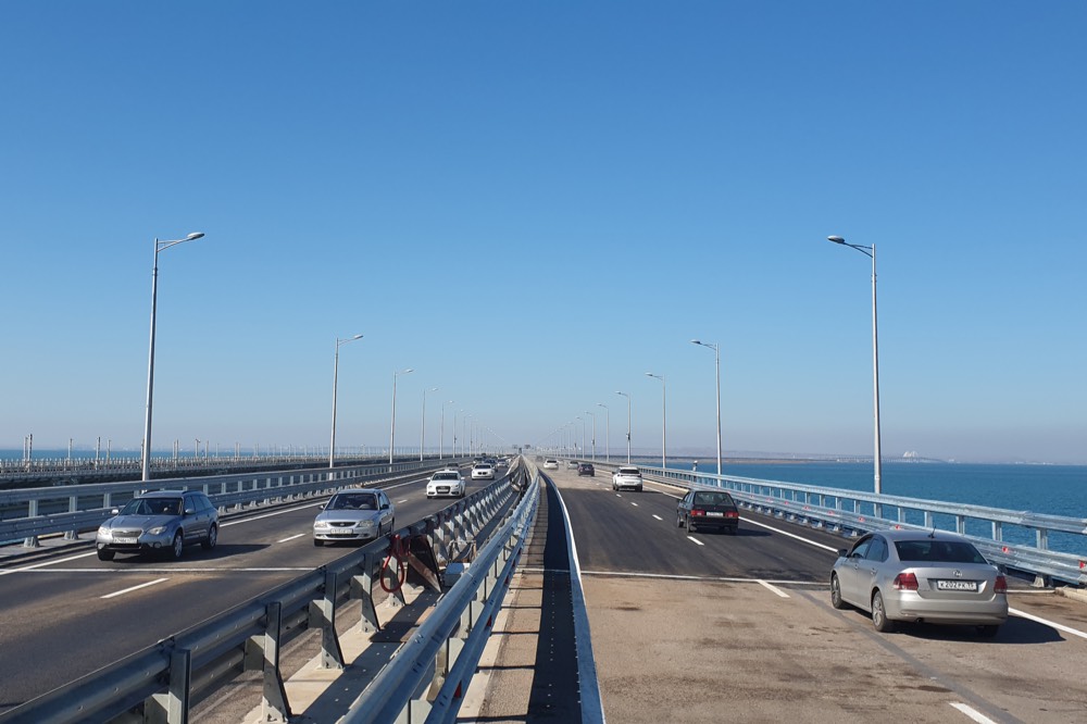 Автомобильное движение по Крымскому мосту приостановлено