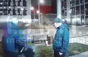 Поставили на колени и избили: В Москве два амбала учинили экзекуцию над школьниками в стиле 90-х