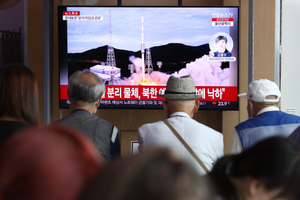 Япония выразила протест КНДР из-за пуска ракеты со спутником-разведчиком