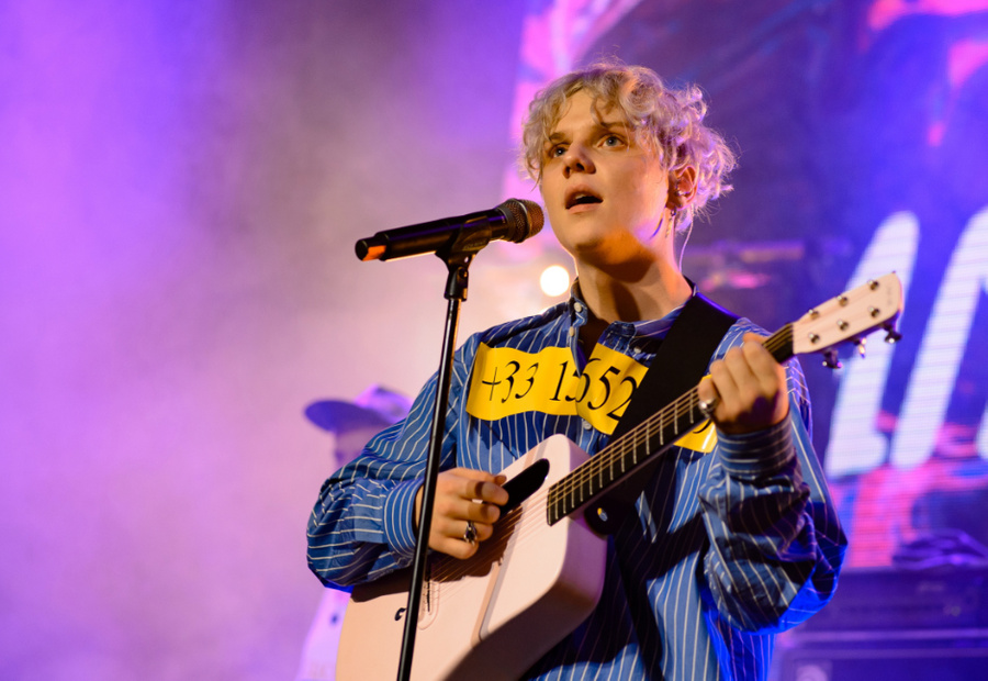 Певец Ваня Дмитриенко растрогал фанатов своим поступком на концерте в Иркутске. Фото © vk.com / Ваня Дмитриенко / Vanya Dmitrienko