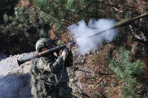 Раненый офицер "Отважных" подбил танк из гранатомёта во время боя с "Азовом"*