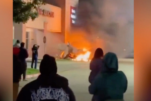 В Техасе самолёт рухнул на парковку оживлённой улицы и загорелся