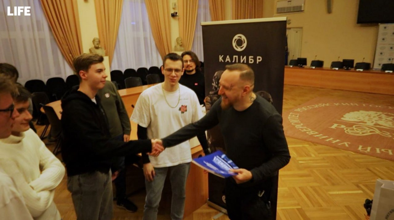 Победителям кибертурнира по российской игре "Калибр" вручают награду. Фото © Предоставлено Лайфу