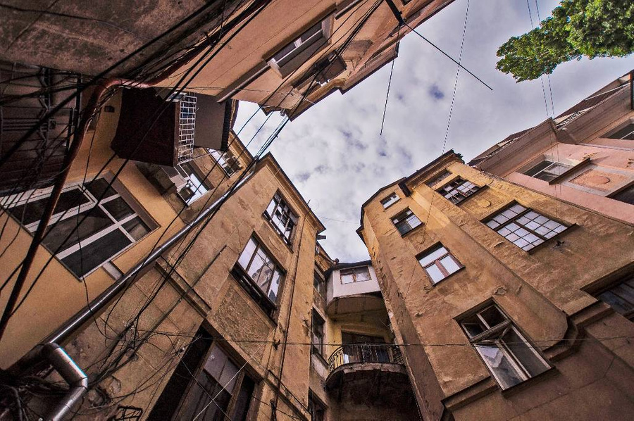 В 90-е же начался обратный процесс: коммуналки расселяли и из них стали вырастать большие квартиры. Фото © Shutterstock