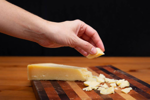 Больше сыра и орехов: Назван верный способ избежать старческой деменции