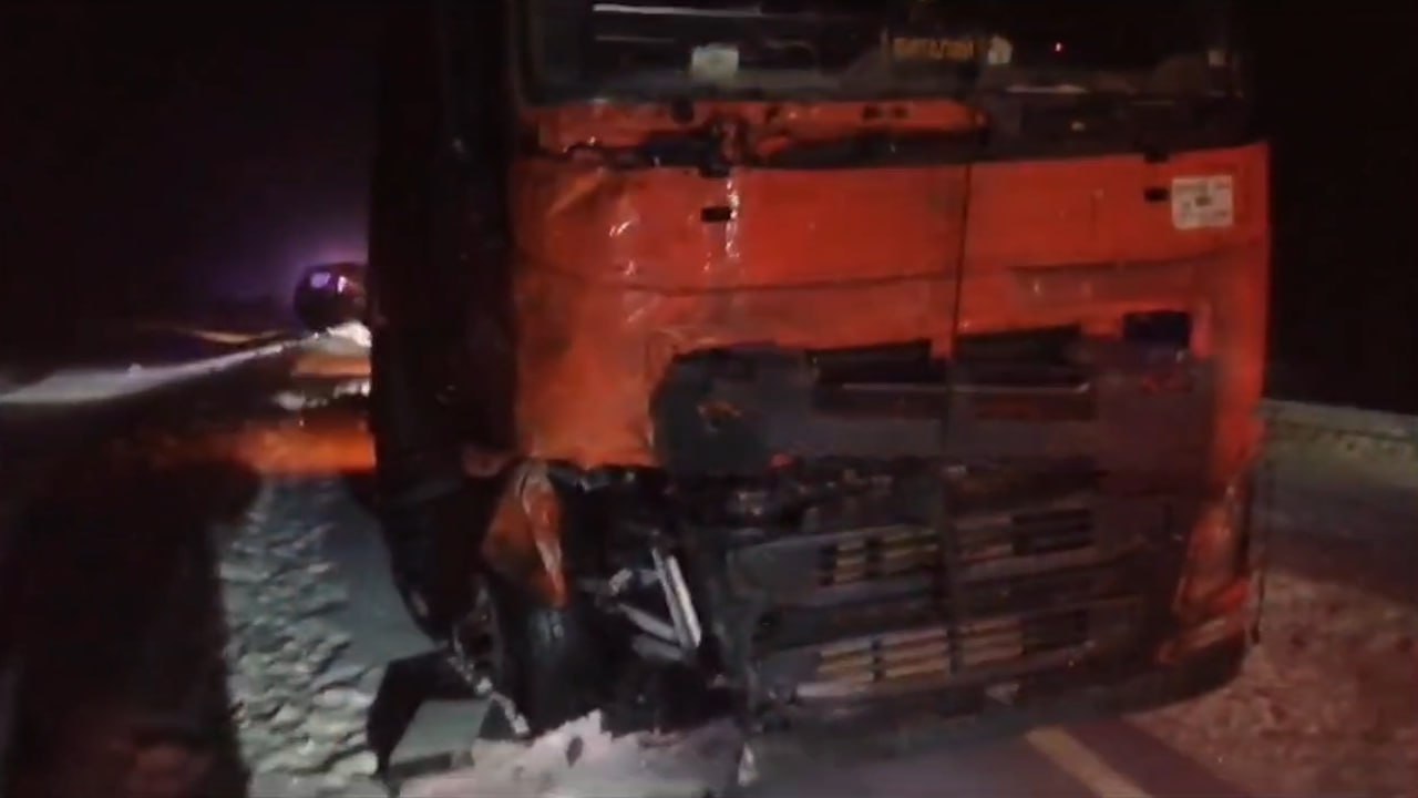 Четыре человека погибли в ДТП с грузовиком и двумя микроавтобусами в Карелии