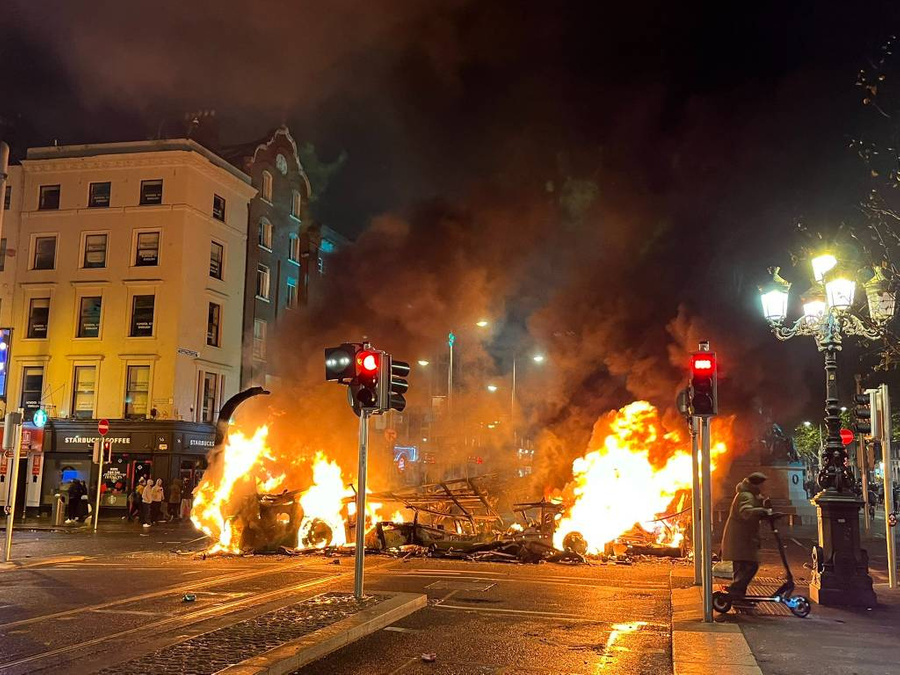В Дублине начались массовые протесты после нападения неадеквата с ножом на детей. Обложка © X / Conor