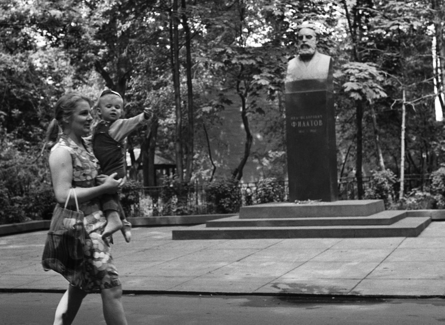Взгляд в прошлое: 10 фотографий из СССР о роли матери в жизни людей. Фото © ТАСС / Пётр Носов