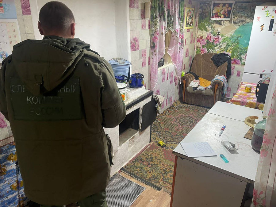 Правоохранители в доме, где от угарного газа погибли четверо детей. Обложка © t.me / Ростовский Следком