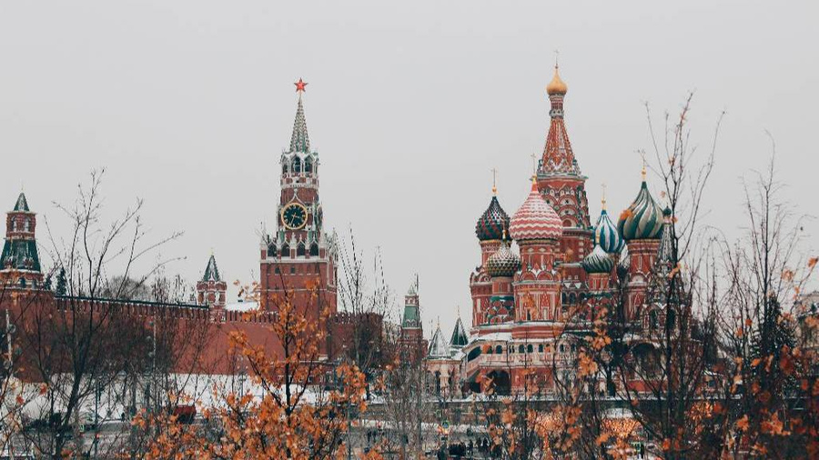 Москвичи в городе сегодня себя ощущают как на вершине небоскрёба. Фото © Unsplash / Michael Parulava
