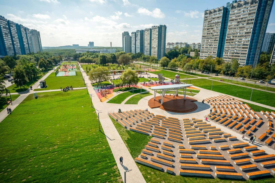 В Ясеневе открыт городской сад с амфитеатром рядом с Ледовым дворцом. Обложка © Mos.ru