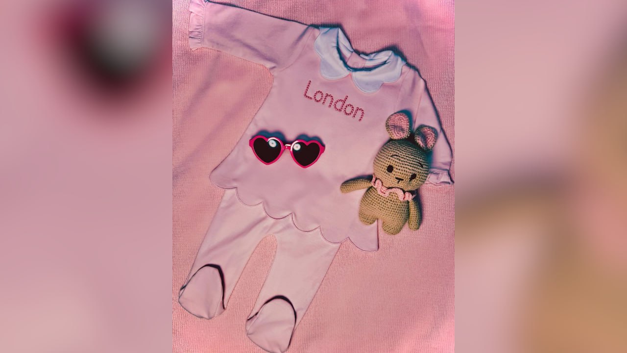 Одежда новорождённой дочери Пэрис Хилтон. Фото © Instagram (соцсеть запрещена в РФ; принадлежит корпорации Meta, которая признана в РФ экстремистской) / parishilton