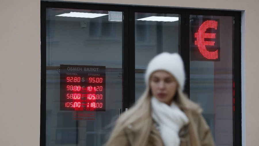 Многие задаются вопросом, стоит ли сейчас покупать валюту. Обложка © ТАСС / ЕРА / MAXIM SHIPENKOV