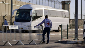 Первую группу израильских заложников, которые удерживались в Газе, передали Красному Кресту