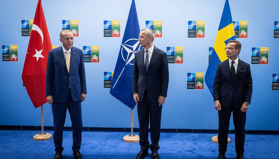 Президент Турции Реджеп Тайип Эрдоган, генеральный секретарь НАТО Йенс Столтенберг и премьер-министр Швеции Ульф Кристерссон. Фото © Flickr / NATO
