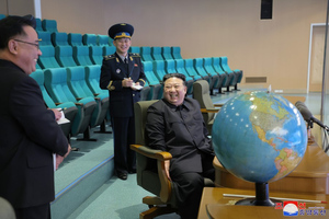 Ким Чен Ыну показали снимки авианосца и военных баз США со спутника-разведчика