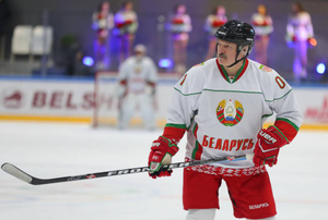 Лукашенко разразился мощной шайбой в ворота минчан в ходе хоккейного матча