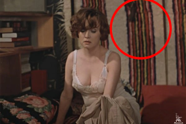 Зрители заметили киноляп с пледом в фильме "Москва слезам не верит". Кадр © "Москва слезам не верит". Режиссёр Владимир Меньшов, сценарист Владимир Меньшов  / Киноконцерн "Мосфильм"