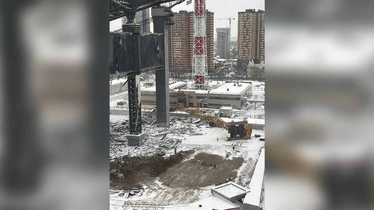 Строительный кран рухнул в подмосковном Красногорске