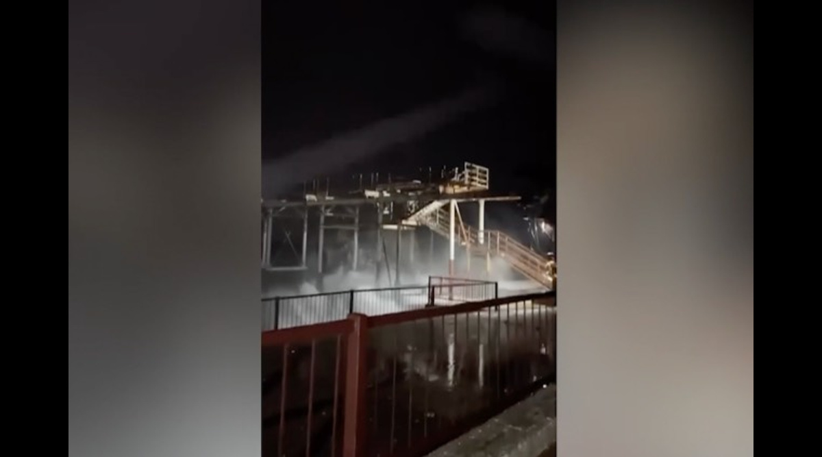 Пляжи в сочи размыло штормом станция совхоз. Пряник более слаще разрушительные штормы колышет портьеры. Ветер в окно. Пряник более слаще разрушительные штормы колышет портьеры. Занавеска на ветру.