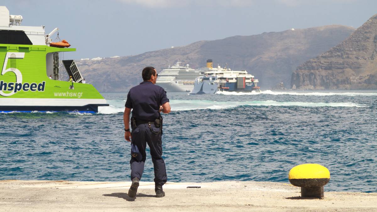 У берегов Греции затонуло судно с 14 моряками на борту