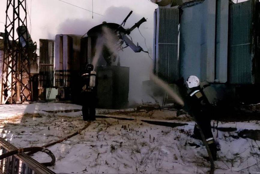 Кадр с места тушения пожара на Челябинском тракторном заводе. Обложка © Telegram / МЧС России