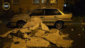 Сильнейший шторм в Севастополе без труда срывает с многоэтажек обшивку фасадов 