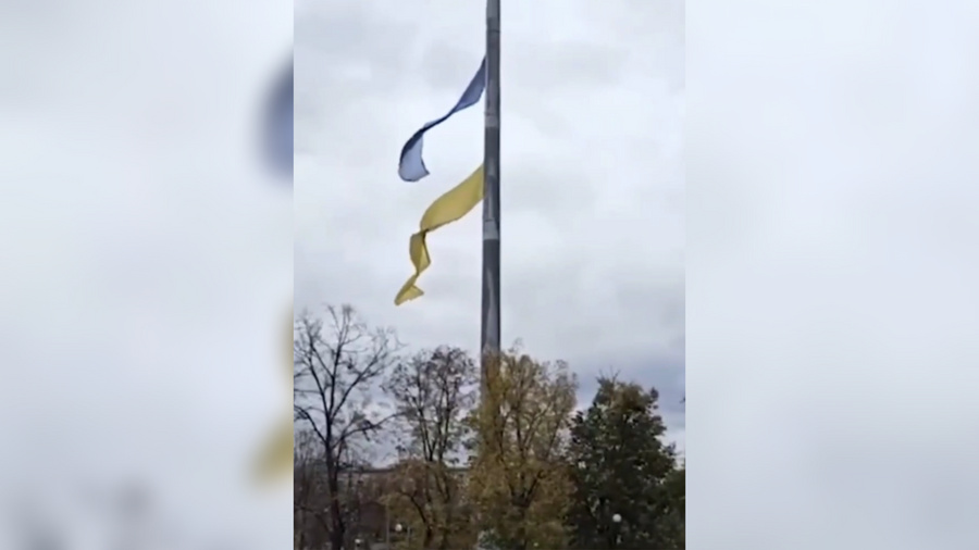Ветер порвал самый большой флаг Украины в Киеве. Обложка © t.me / telegaonlineofficial
