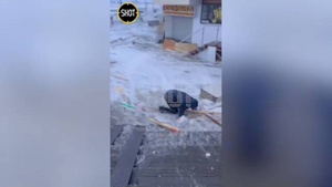 "Лови его!": Любопытный турист пришёл поглазеть на шторм в Сочи и чудом не стал его жертвой