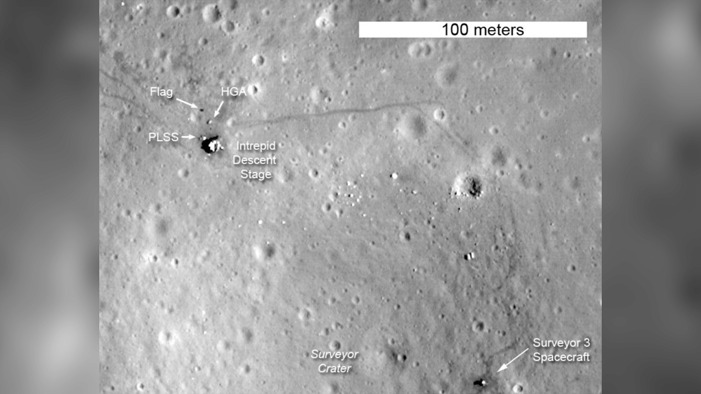 Место посадки "Аполлона-12", снятое станцией Lunar Reconnaissance Orbiter. Фото ©  Wikipedia / NASA / lroc.asu.edu