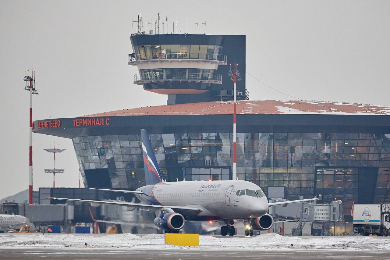 В аэропортах Москвы и Петербурга задержали свыше 50 рейсов из-за 