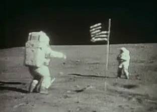 Астронавт Джон Янг отдаёт честь флагу США во время фотосъёмки на Луне. GIPHY © Nasa.gov