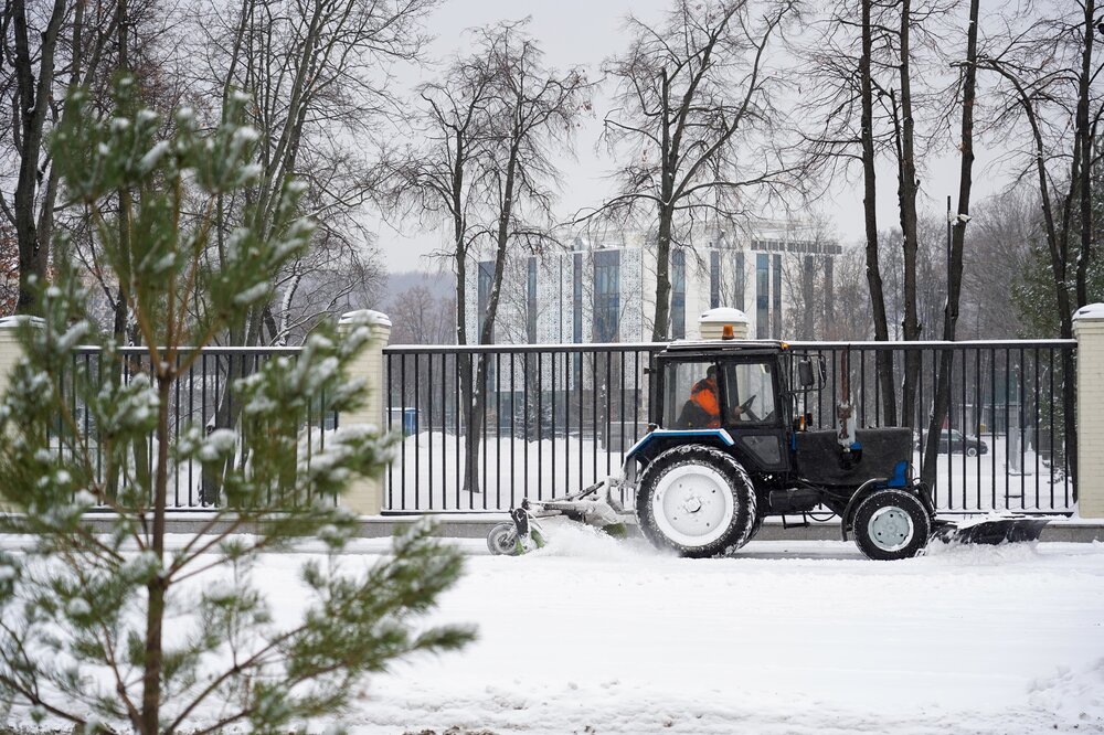 Россиянам рассказали, куда жаловаться, если не убирают снег