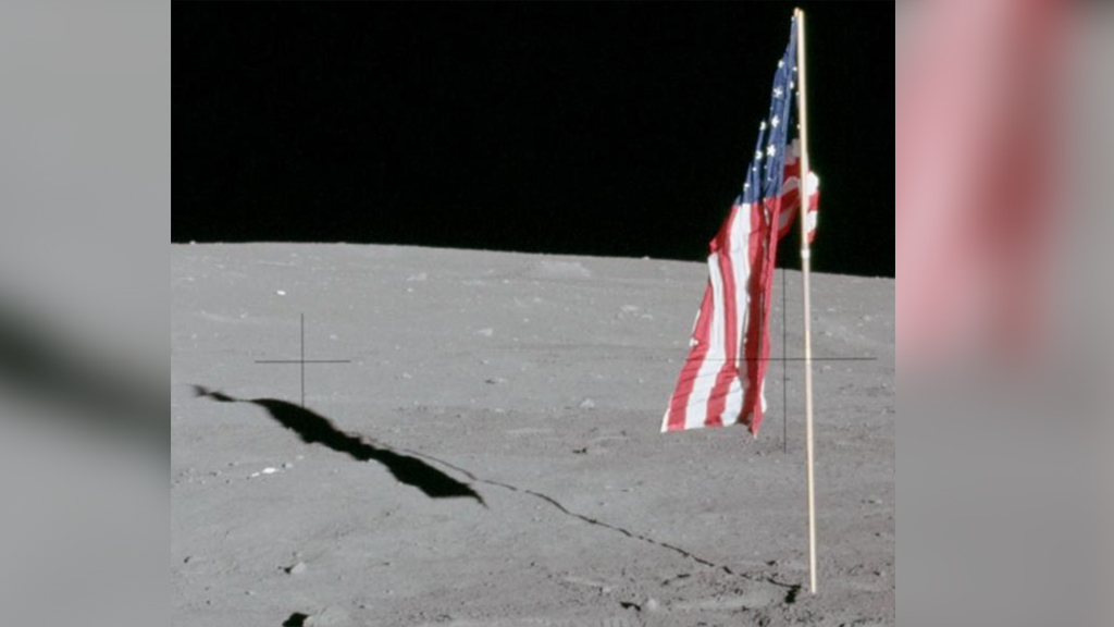 Флаг, установленный на Луне во время миссии "Аполлон-12". Фото © Nasa.gov