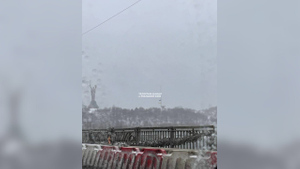 Ураган порвал самый большой флаг Украины около Родины-матери в Киеве