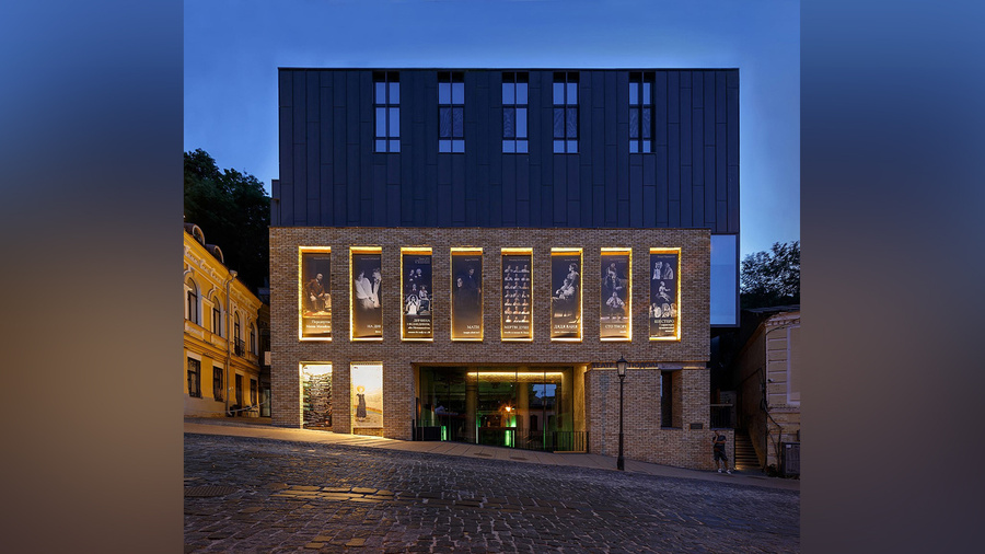 Киевский драматический театр на Подоле. Обложка © Facebook (соцсеть запрещена в РФ; принадлежит корпорации Meta, которая признана в РФ экстремистской) / Театр на Подоле / Михайло Погарцев