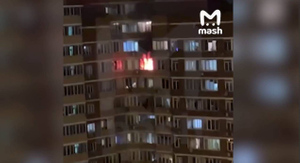 Экс-лидер ОПГ погиб после падения из горящей квартиры в Москве, момент попал на видео
