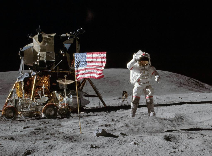 Астронавт Джон Янг на Луне во время миссии "Аполлон-16". Фото © ТАСС / NASA / Zuma