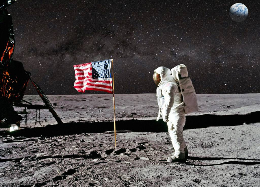 Астронавт Базз Олдрин на лунной поверхности. Фото © Shutterstock