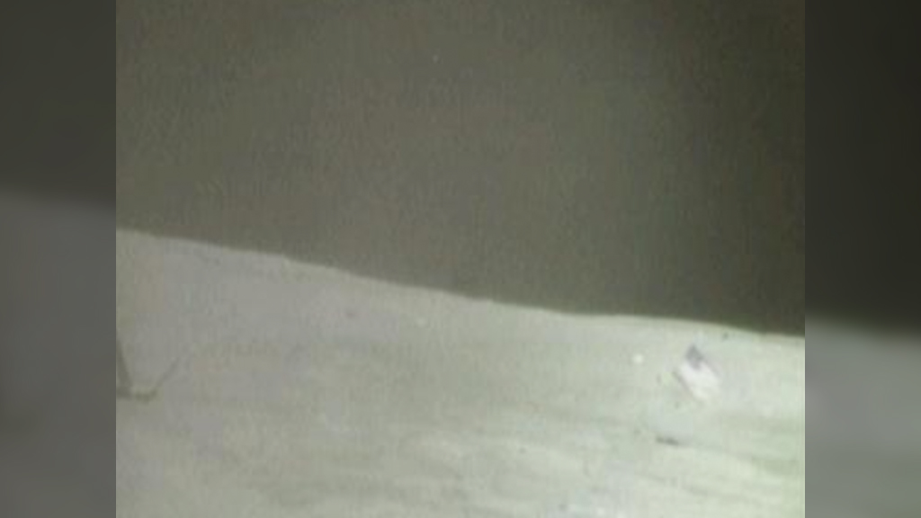 Флаг США на Луне во время взлёта лунного модуля миссии "Аполлон-16". Фото © Nasa.gov