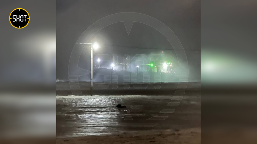 Фото из Витязева, где шторм выбил на мель сухогруз Blue Shark. Обложка © t.me / SHOT