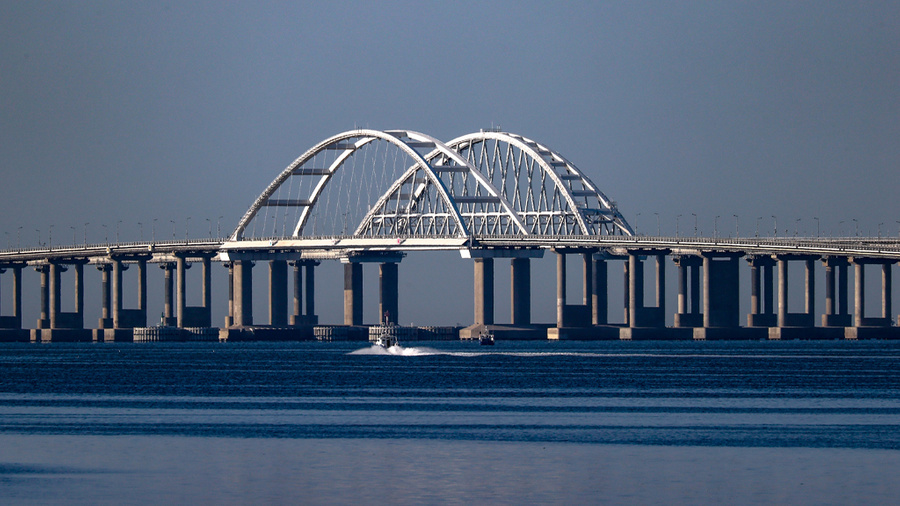 Один из самых известных российских мостов — Крымский. Фото © ТАСС / Сергей Мальгавко