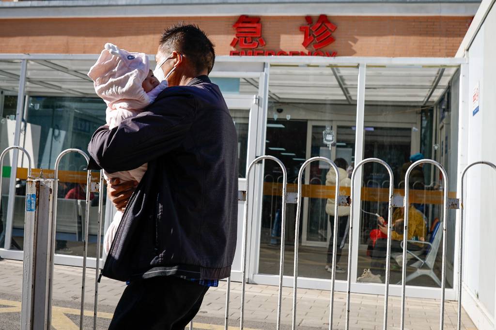 Антибиотики не берут: Врач рассказал о вспышке необычной пневмонии в Китае