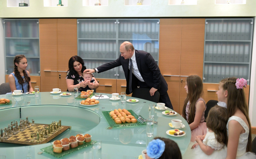 Владимир Путин на встрече с многодетной семьёй Сыропятовых из Ставропольского края. Фото © Kremlin.ru 