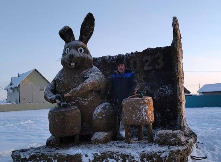 Якутский фермер Михаил Боппосов со своим знаменитым шедевром. Фото © VK / Михаил Боппосов | Скульптуры из навоза