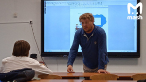 В Москве учителя информатики отстранили от уроков за рисунок свастики на доске