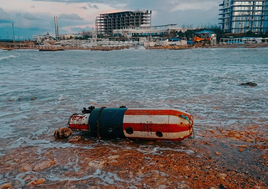 Мина, выброшенная на берег после шторма в Севастополе. © VK / Росгвардия Крыма и города Севастополя