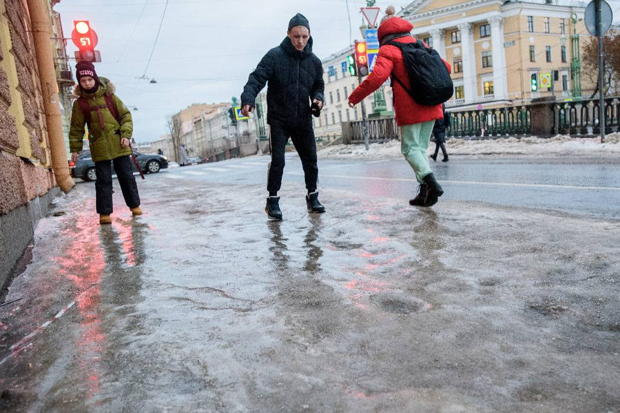 Куда обращаться, если упал на льду около дома? Фото © ТАСС / Сергей Ермохин